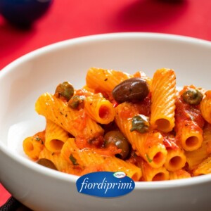 RIGATONI CON POMODORI DATTERINI, OLIVE LECCINO E CAPPERI